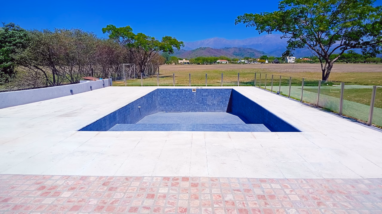 Obra de piscina terminada por Construmax en Chacras de Santa María, San Lorenzo