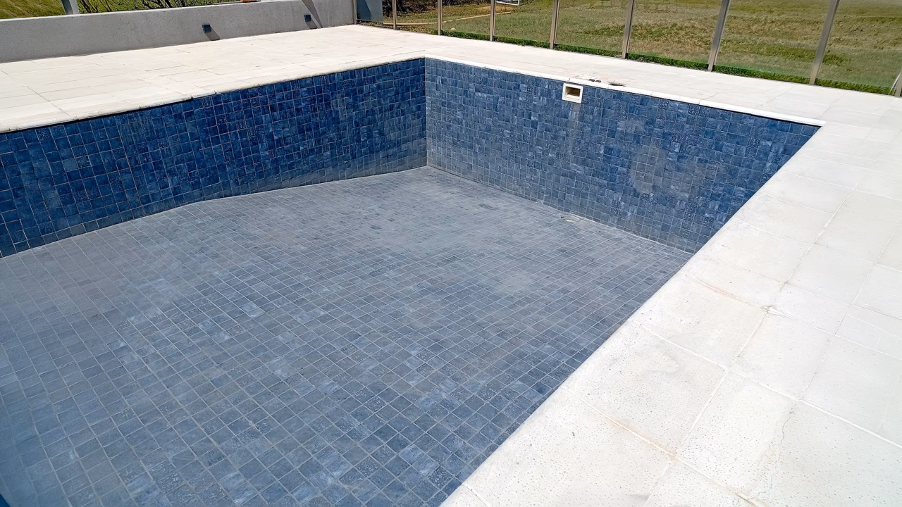 Piscina en terreno con pendiente: soluciones y oportunidades de diseño
