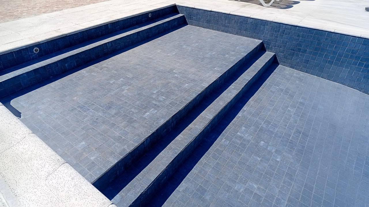 Quincho con piscina: cómo integrarlos bien entre distancias, humo, circulación y sombra