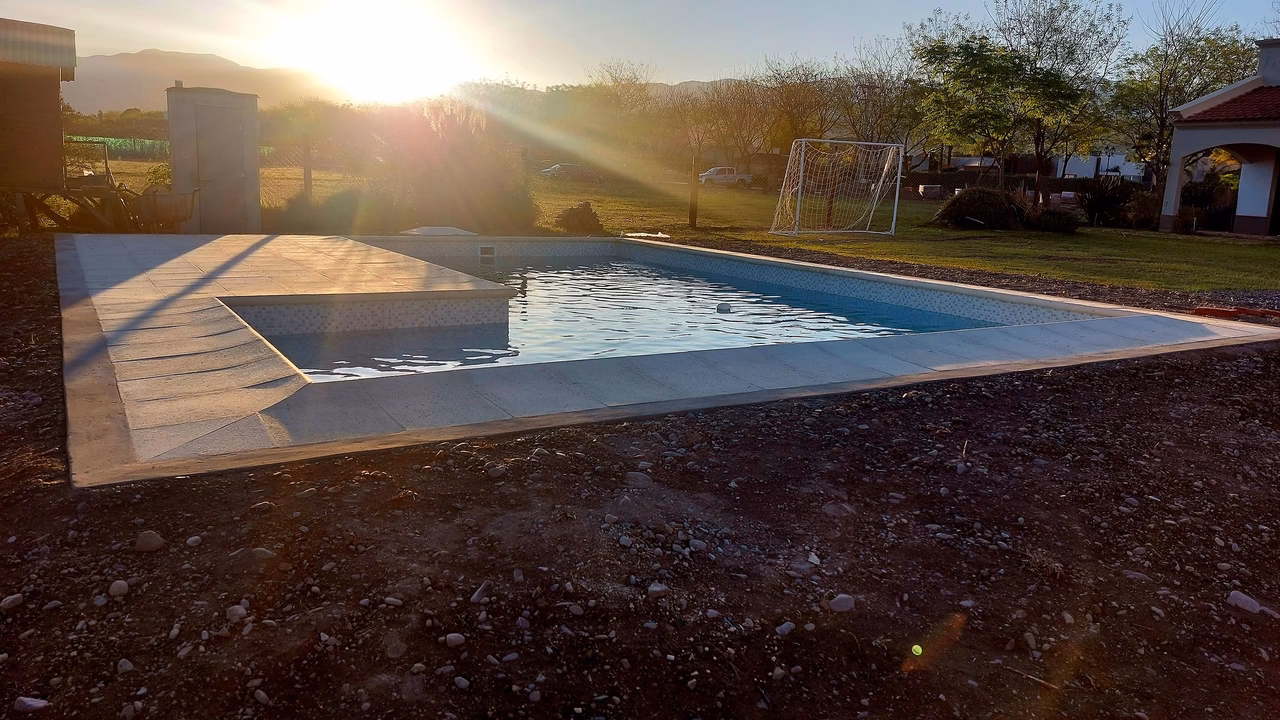 Piscina con sistema de filtrado en El Prado Eco Village, Salta