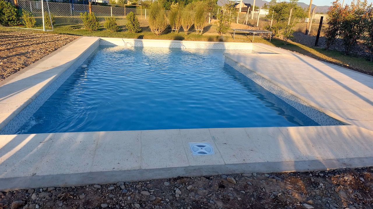 Piscina de hormigón construida por Construmax en El Prado Eco Village, Salta Capital