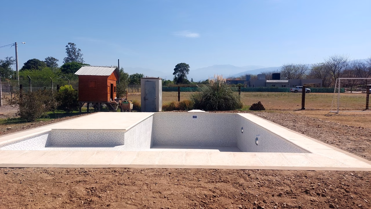 Piscina de hormigón construida por Construmax en El Prado Eco Village, Salta Capital