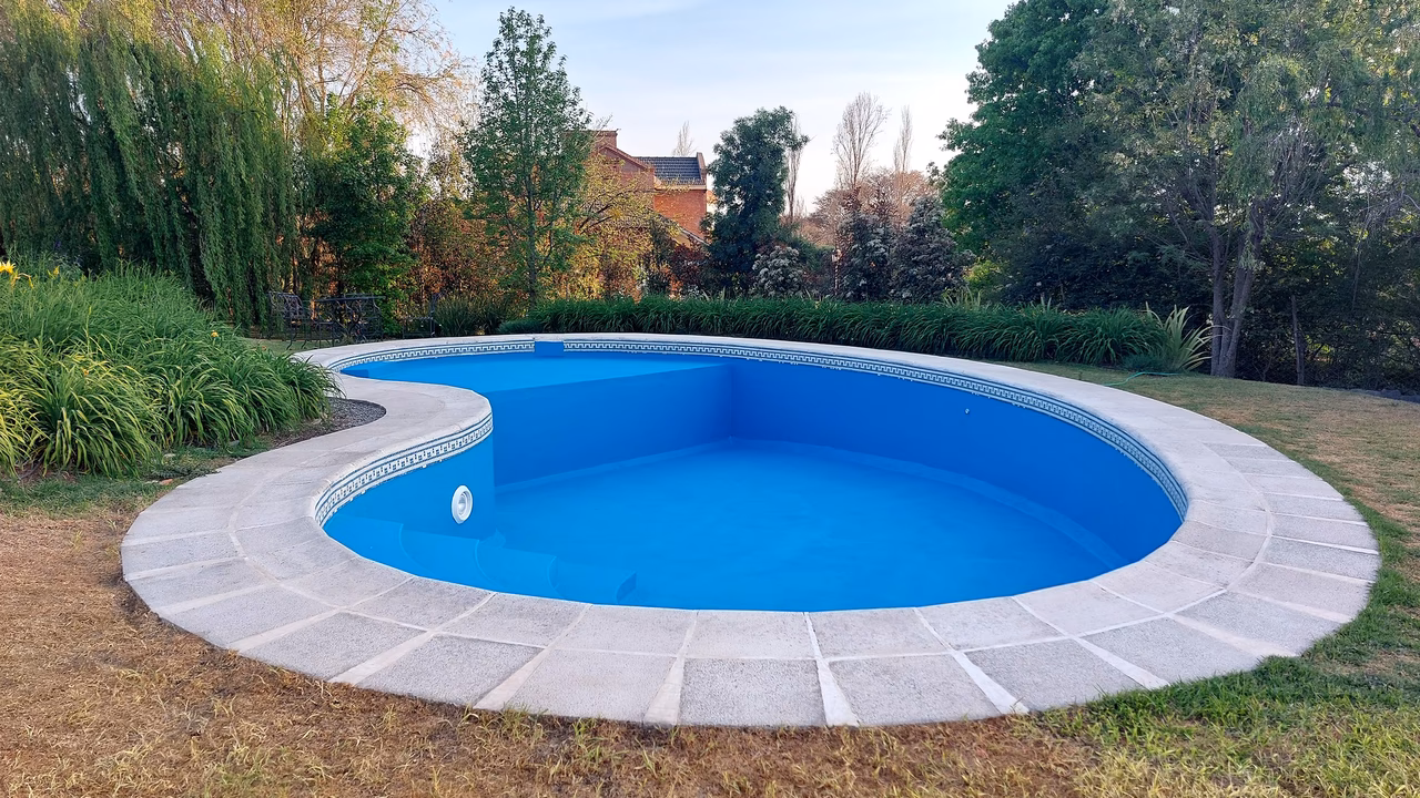Piscina de hormigón vs. fibra de vidrio: cuál conviene