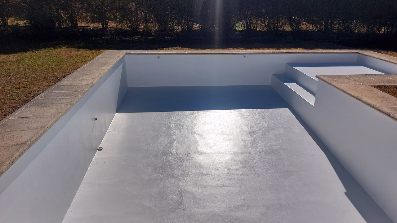 Piscina semienterrada o elevada: cuándo conviene, estructura y ventanas