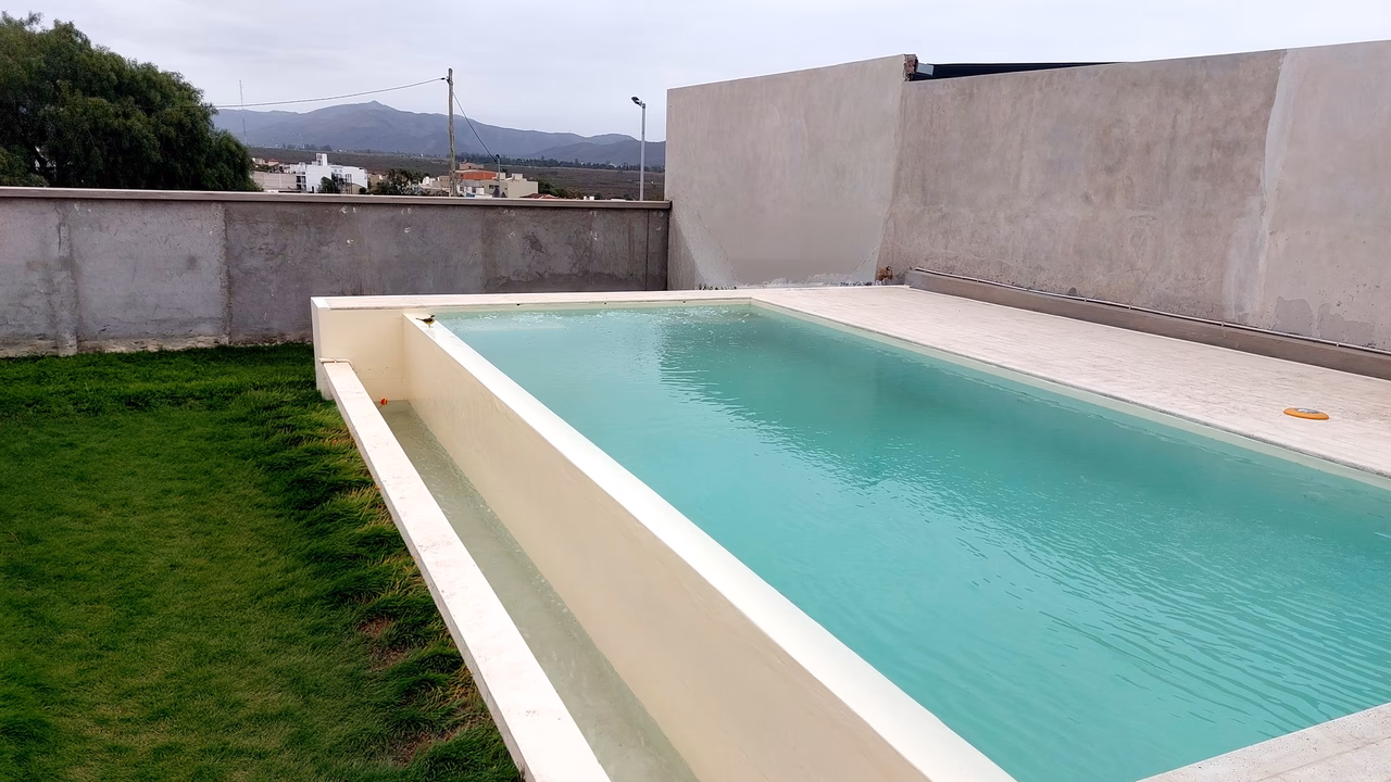 Bordes y solárium para piscinas: materiales que no queman ni resbalan
