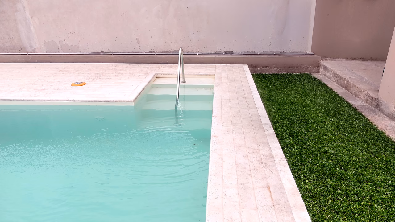 Cuánta luz gasta una piscina: bomba, calefacción, LED y cómo bajar el consumo