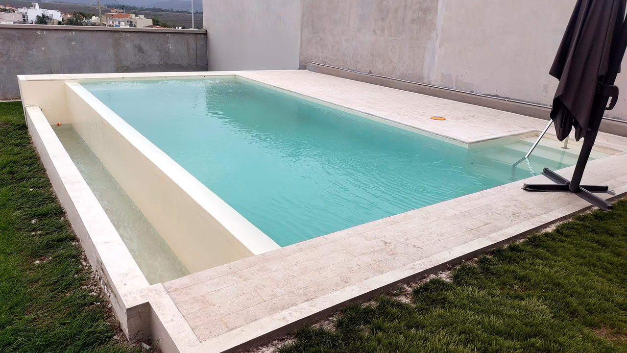Escaleras para piscinas: romana, de obra en esquina, banqueta y de acero