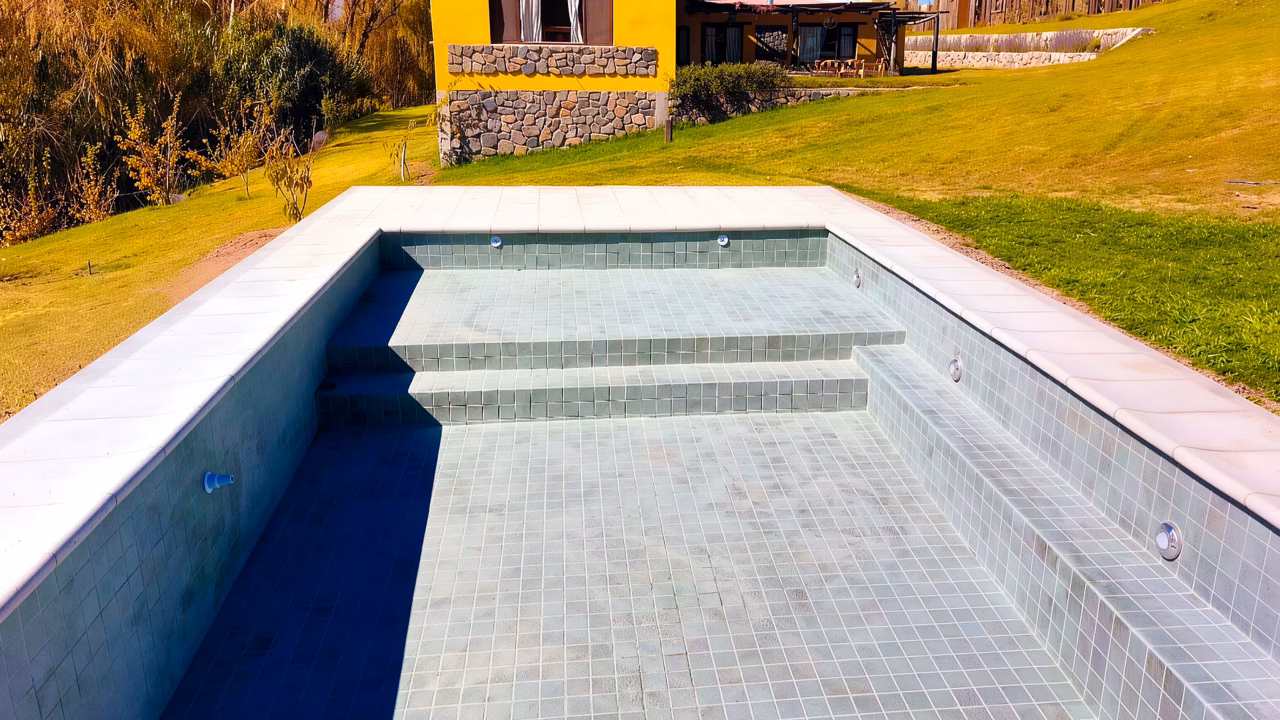 Spa o jacuzzi exterior: de obra vs. prefabricado, climatización y química