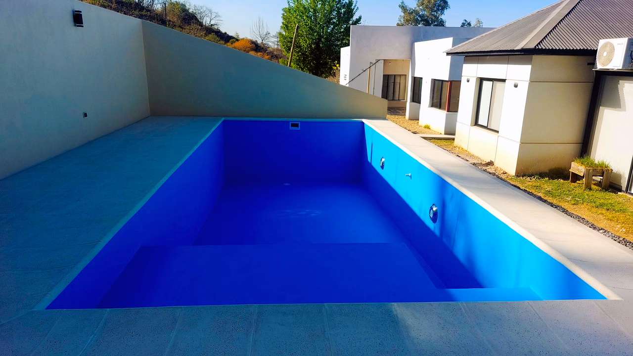 Playa húmeda en piscinas: diseño, medidas y terminaciones