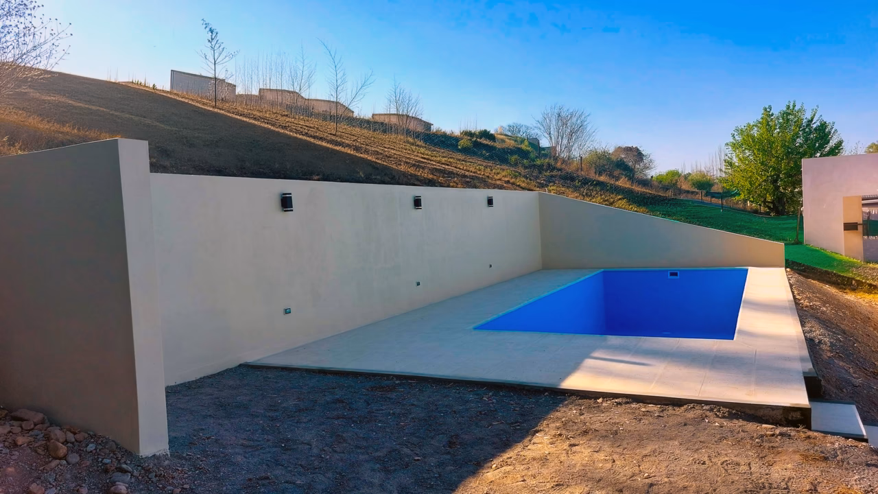 Piscina de hormigón construida por Construmax en Jardines de San Lorenzo, Salta