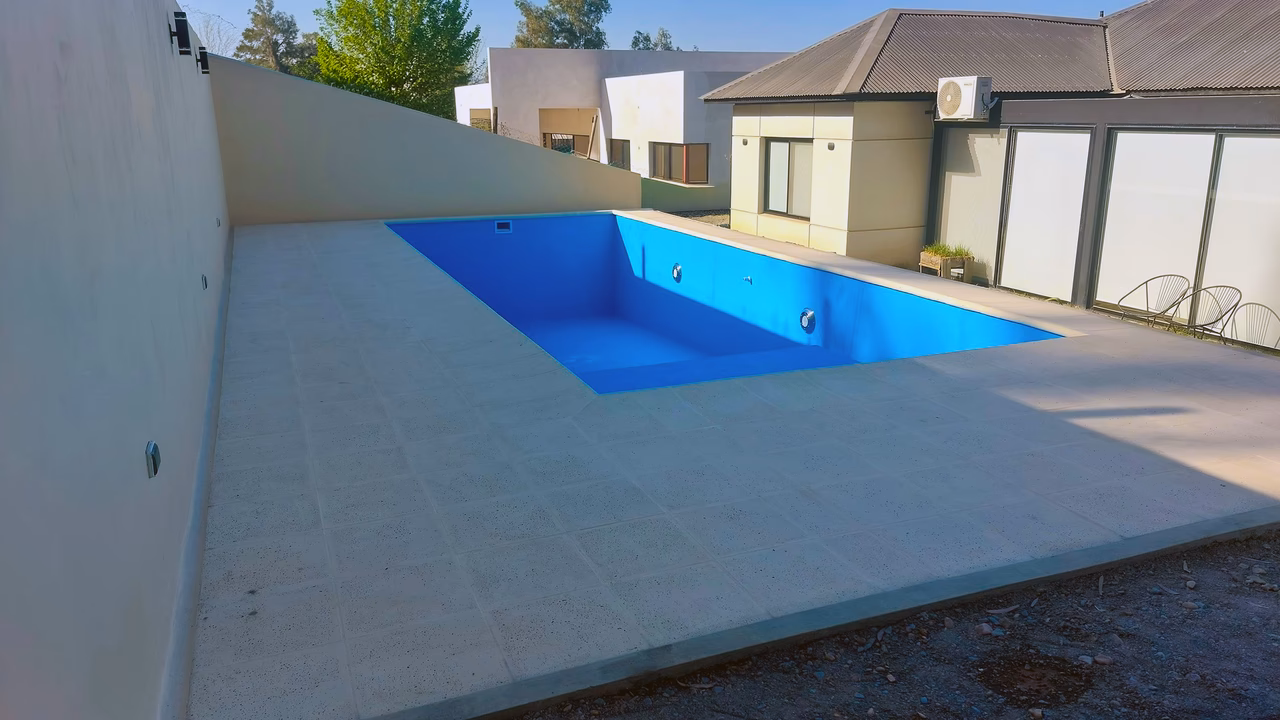 Piscinas en countries y barrios cerrados de Salta: qué pedir antes de empezar la obra