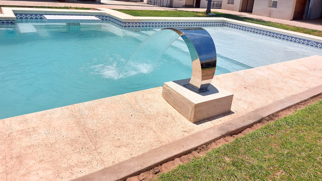 Piscina de hormigón construida por Construmax en Joaquín V. González, Salta