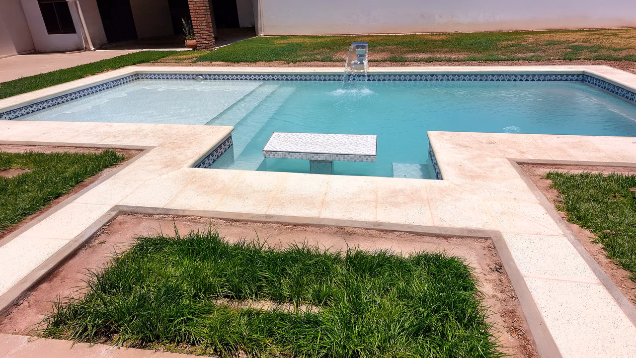 Piscina con napa freática alta: riesgos, drenajes y cómo construirla