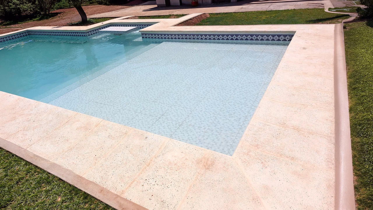 Piscina de hormigón construida por Construmax en Joaquín V. González, Salta