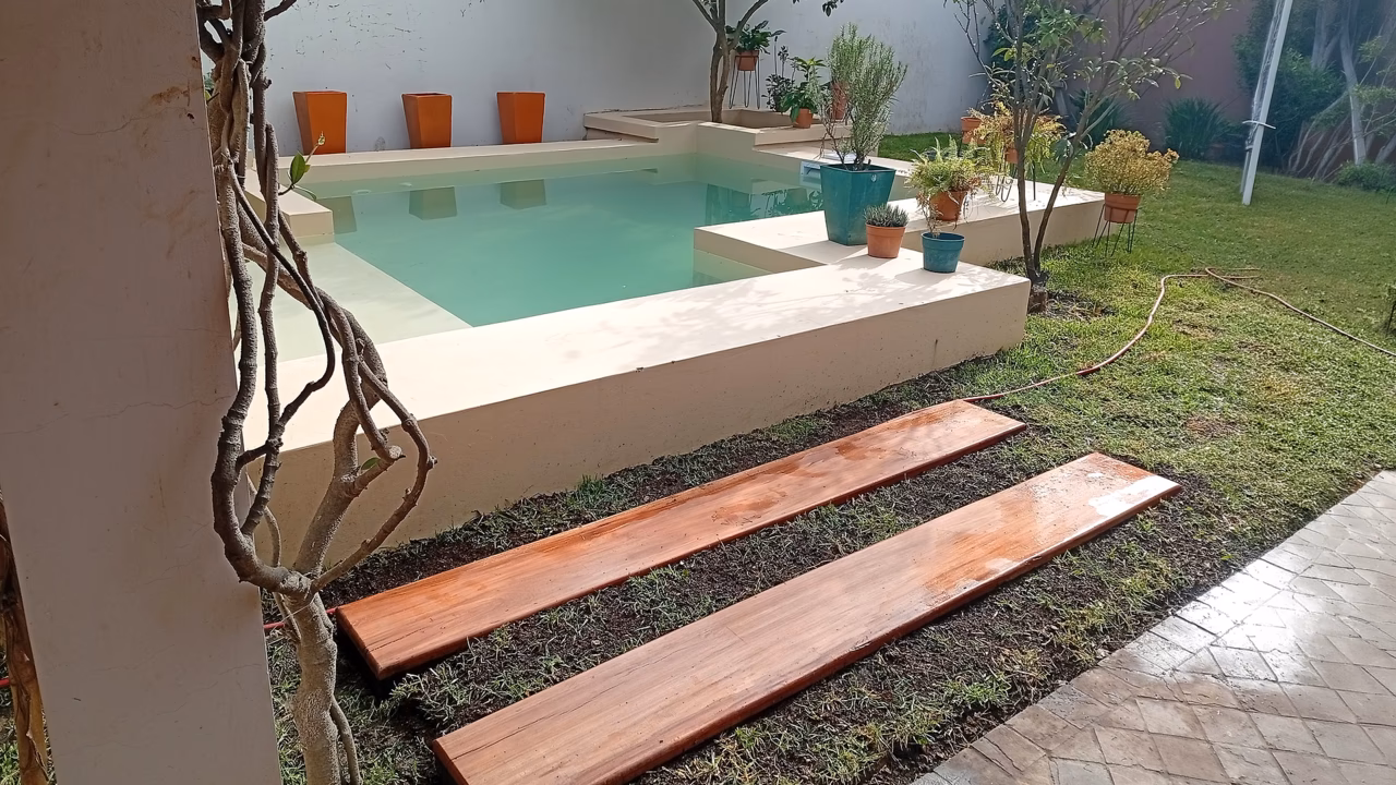 Agua verde en la piscina: cómo recuperarla paso a paso