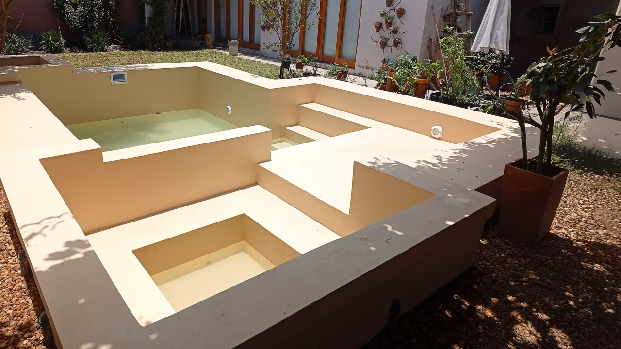 Skimmer de piscina: cómo funciona, cuántos hacen falta y cómo mantenerlo