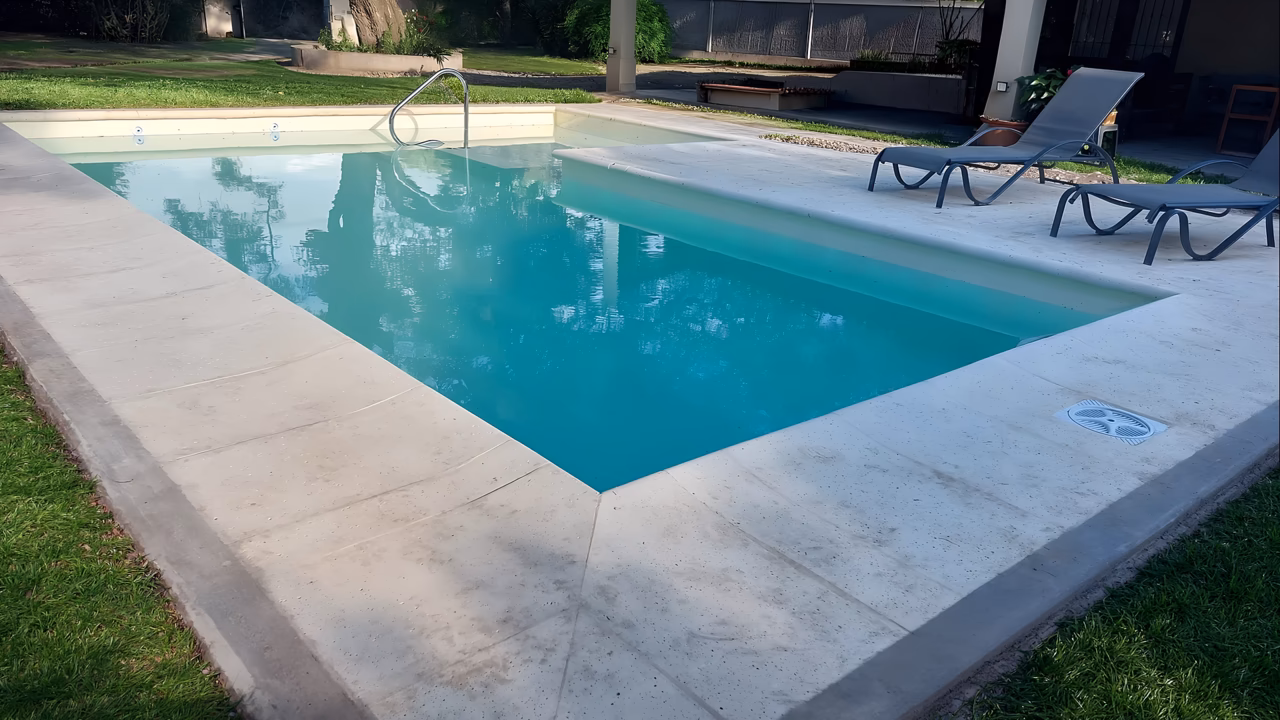 Piscina de hormigón construida por Construmax en San Luis, Salta