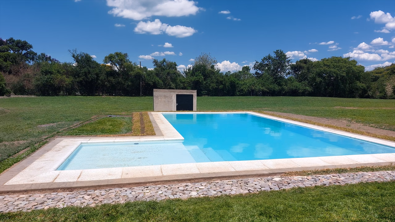 Piscina de hormigón construida por Construmax en San Luis, Salta