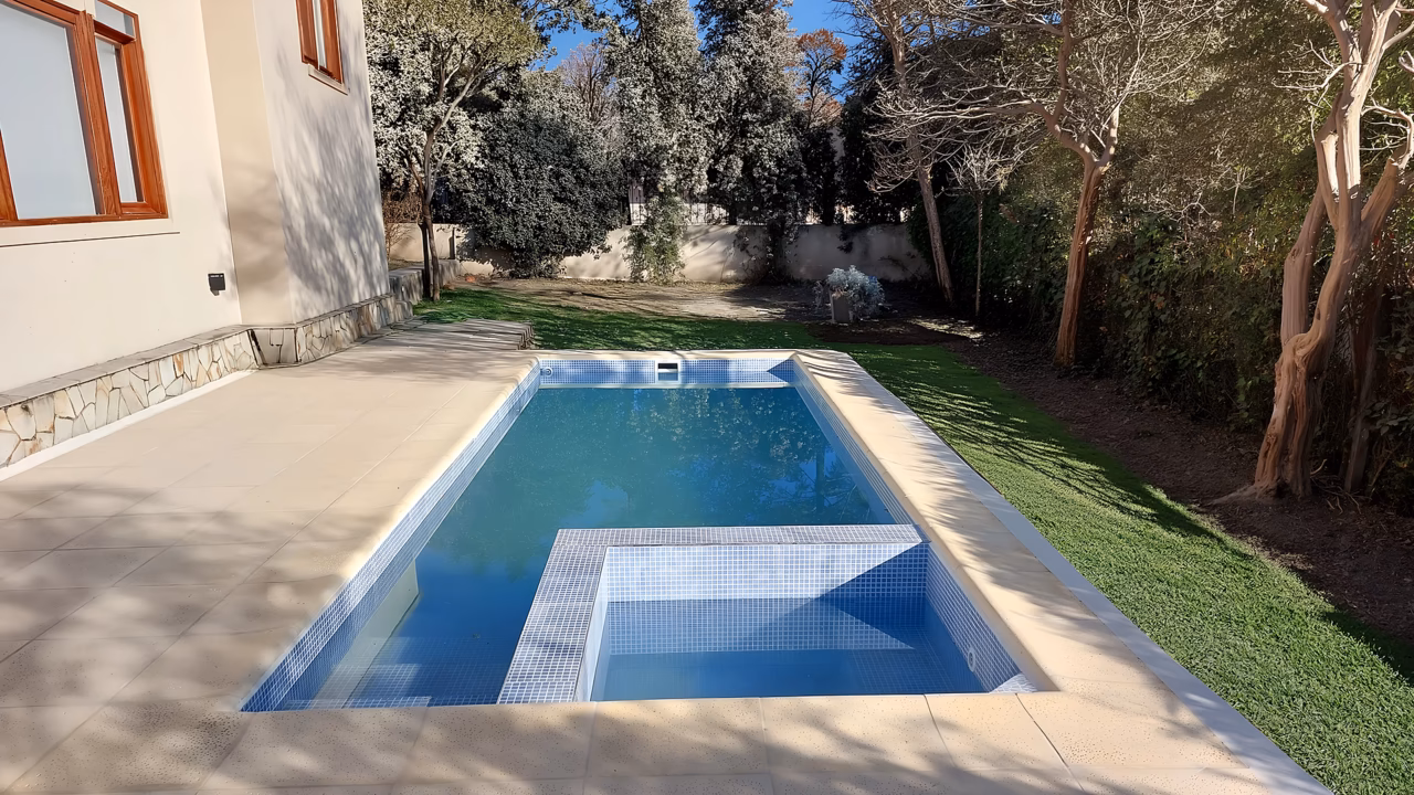 Piscina de hormigón construida por Construmax en Vaqueros, Salta