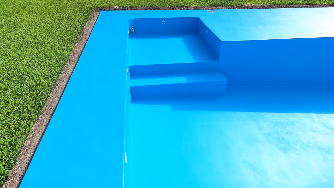 Piscina de hormigón construida por Construmax en zona centro, Salta Capital